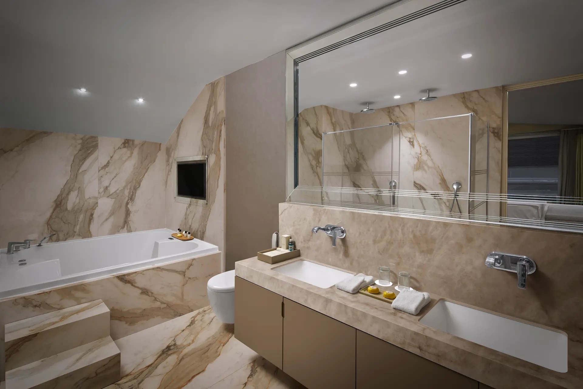 Golden Horn Panoramic Suite With Spa Bath